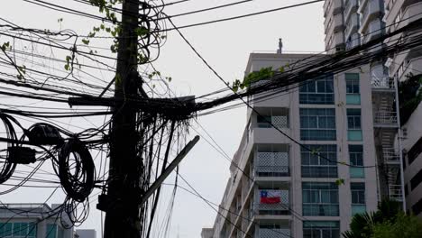 una bandera nacional de chile colgada fuera de una habitación de esquina de un condominio a lo largo de soi philippine en sukhumvit 30, bangkok, tailandia