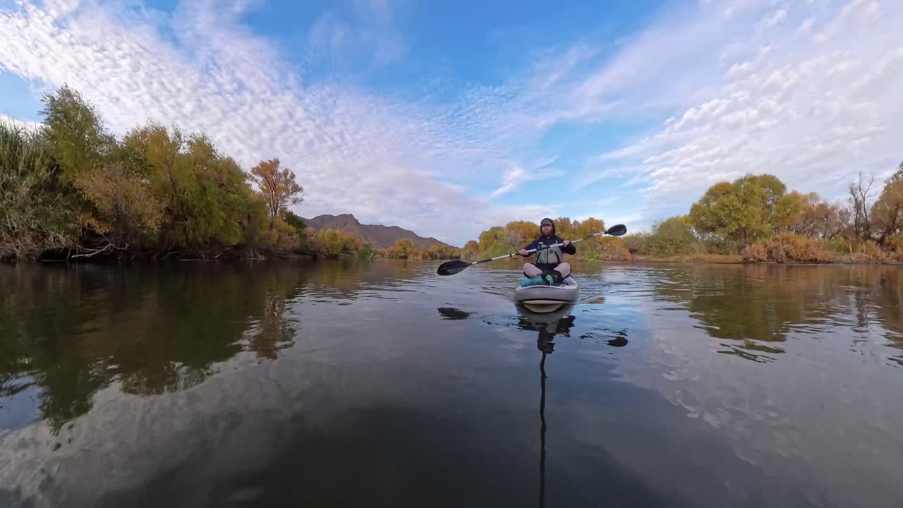 remando mientras estaba sentado en una tabla de remar en el río salado inferior en mesa arizona.