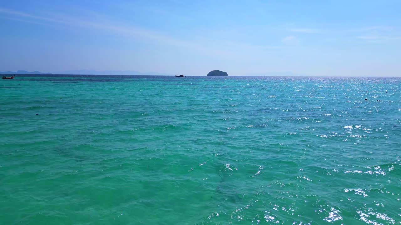 파란색 물에서 해변의 꿈의 롱테일 보트