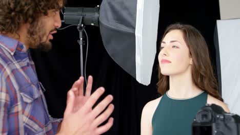 fotógrafo interactuando con una modelo femenina