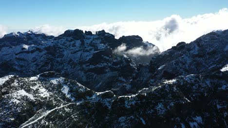 Toma-Aérea-De-Los-Valles-Y-Picos-De-La-Montaña-Pico-Ruivo-En-Madeira