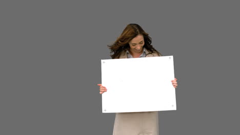 mujer de negocios presentando un tablero en blanco en la pantalla gris