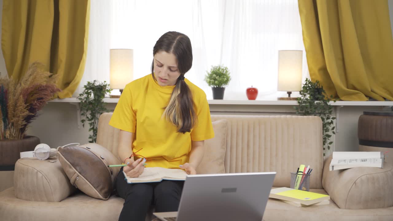 화가 나고 긴장한 여자 학생.