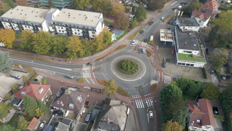 Blick-Aus-Der-Vogelperspektive-Auf-Den-Belebten-Kreisverkehr-In-Den-Niederlanden