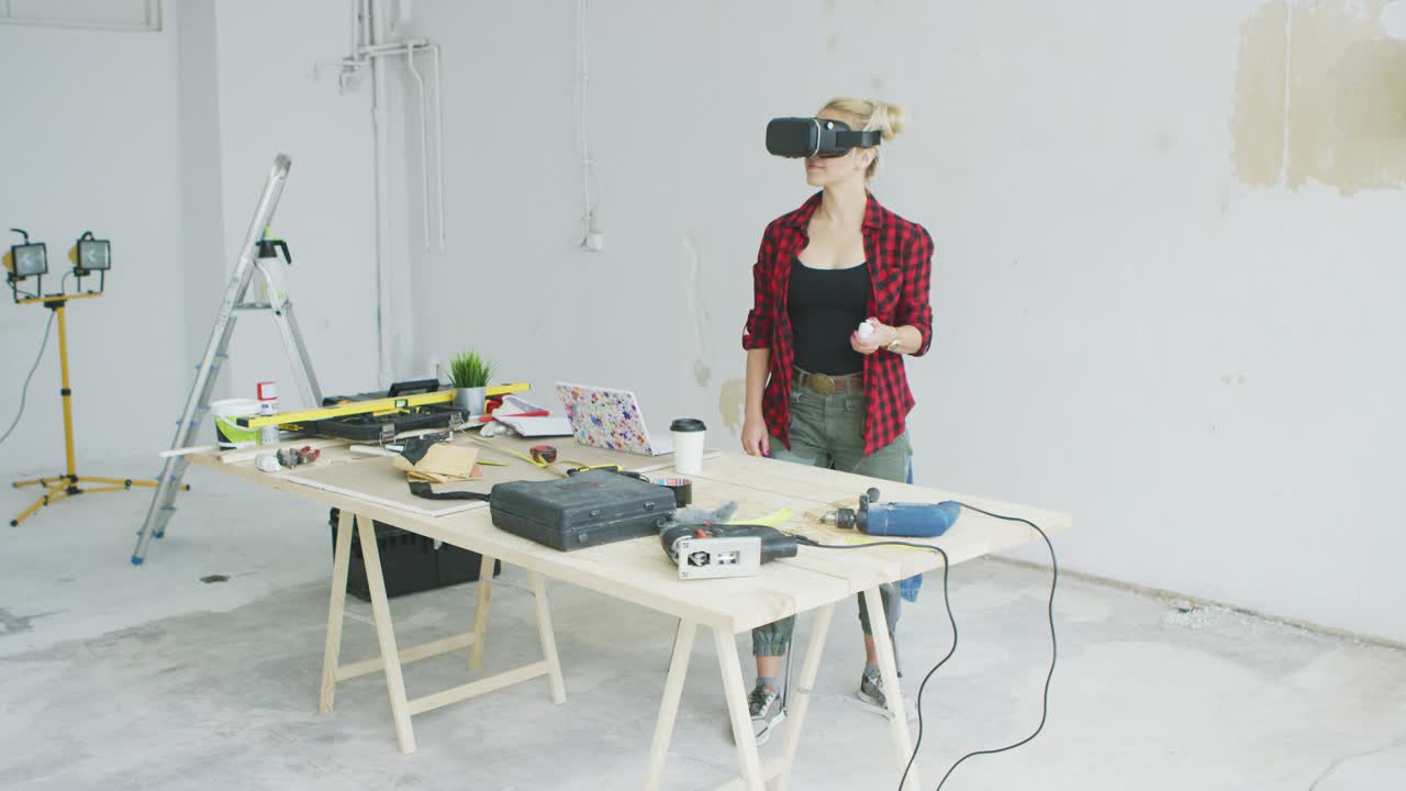 mujer usando gafas de realidad virtual en el taller