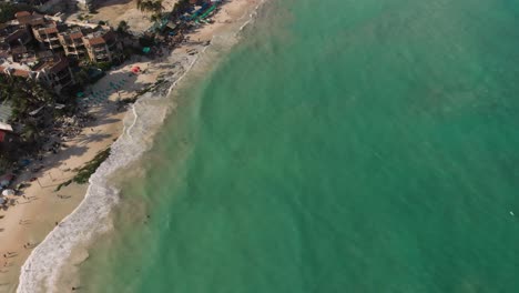 vista aérea de los asentamientos y la costa en playa del carmen, quintana roo, méxico