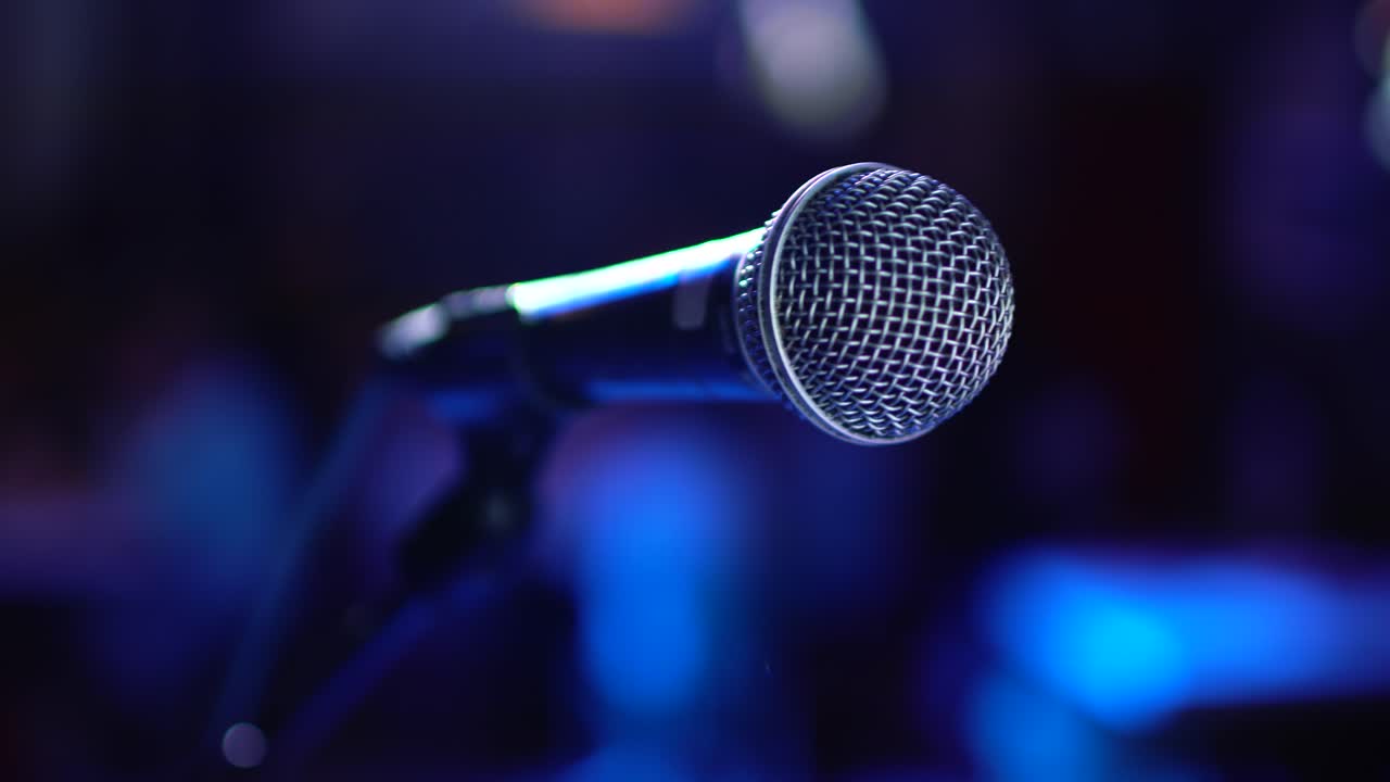 micrófono en el escenario