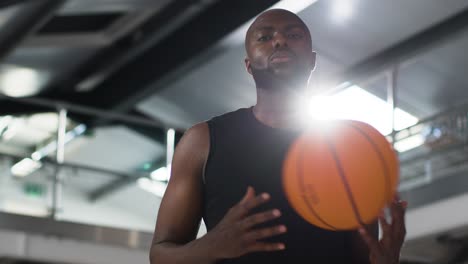 Porträtaufnahme-Eines-Männlichen-Basketballspielers-Auf-Dem-Spielfeld,-Der-Den-Ball-Unter-Dem-Arm-Hält-2