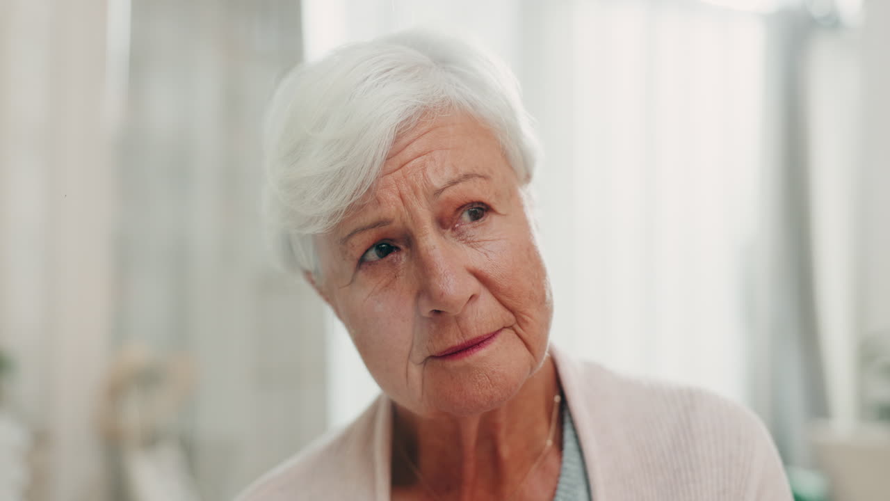 ventana, mujer anciana y pensando en el asilo de ancianos