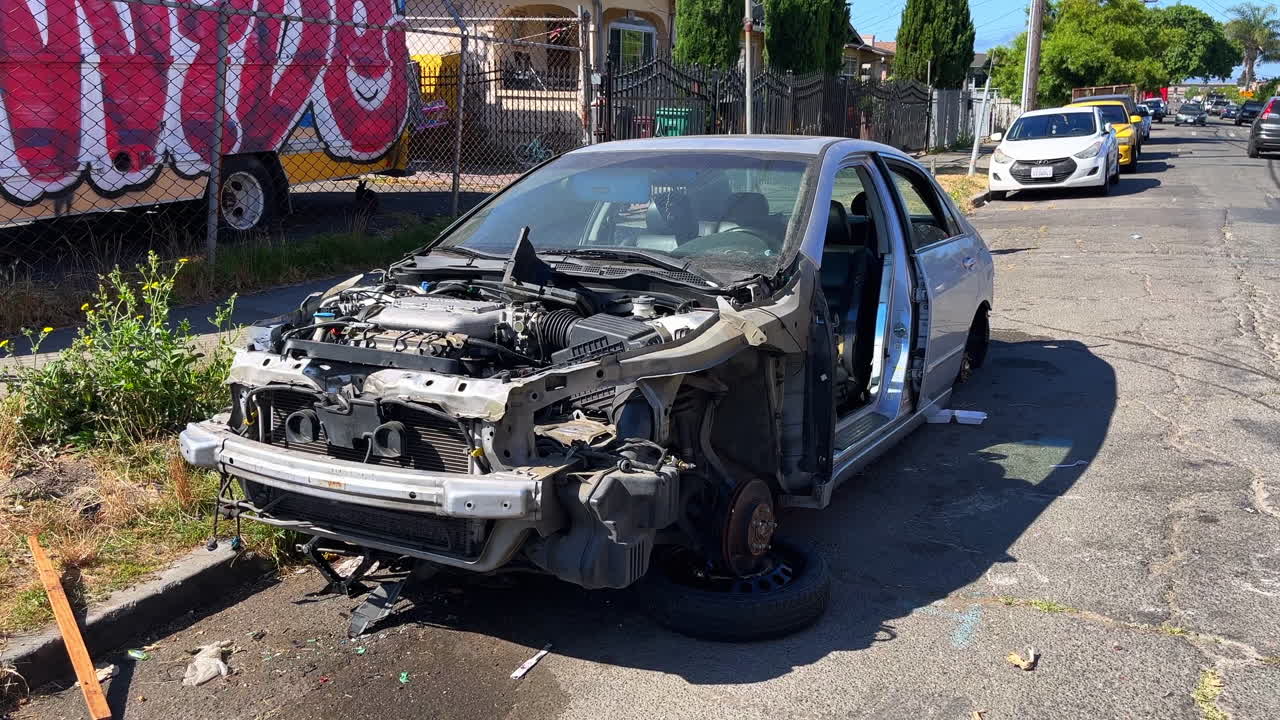 북아메리카 의 가난 한 이웃 거리 에 주차 된  ⁇ 손 된 차량