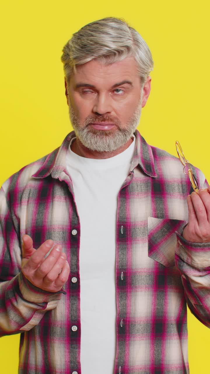 hombre maduro quitando las gafas ojos cansados incomodidad después del trabajo cansancio signo expresión de tensión sutil