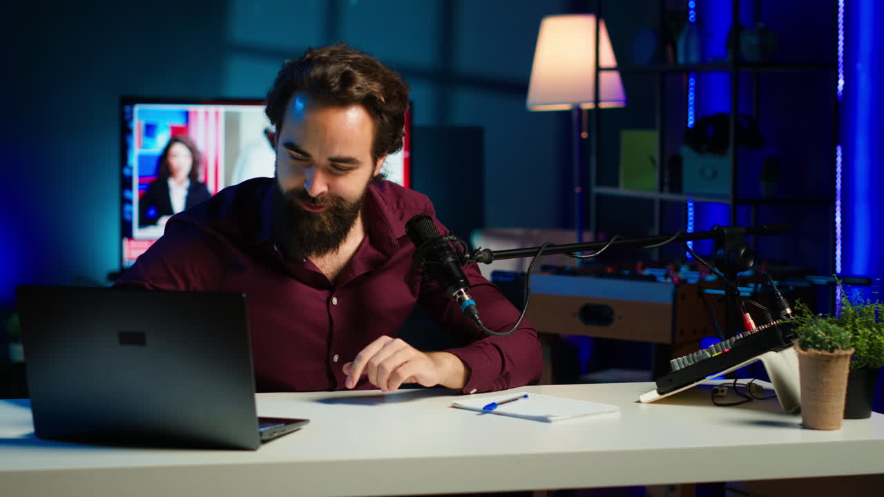 influenciador enérgico usando el micrófono para grabar video, haciendo gestos frenéticos