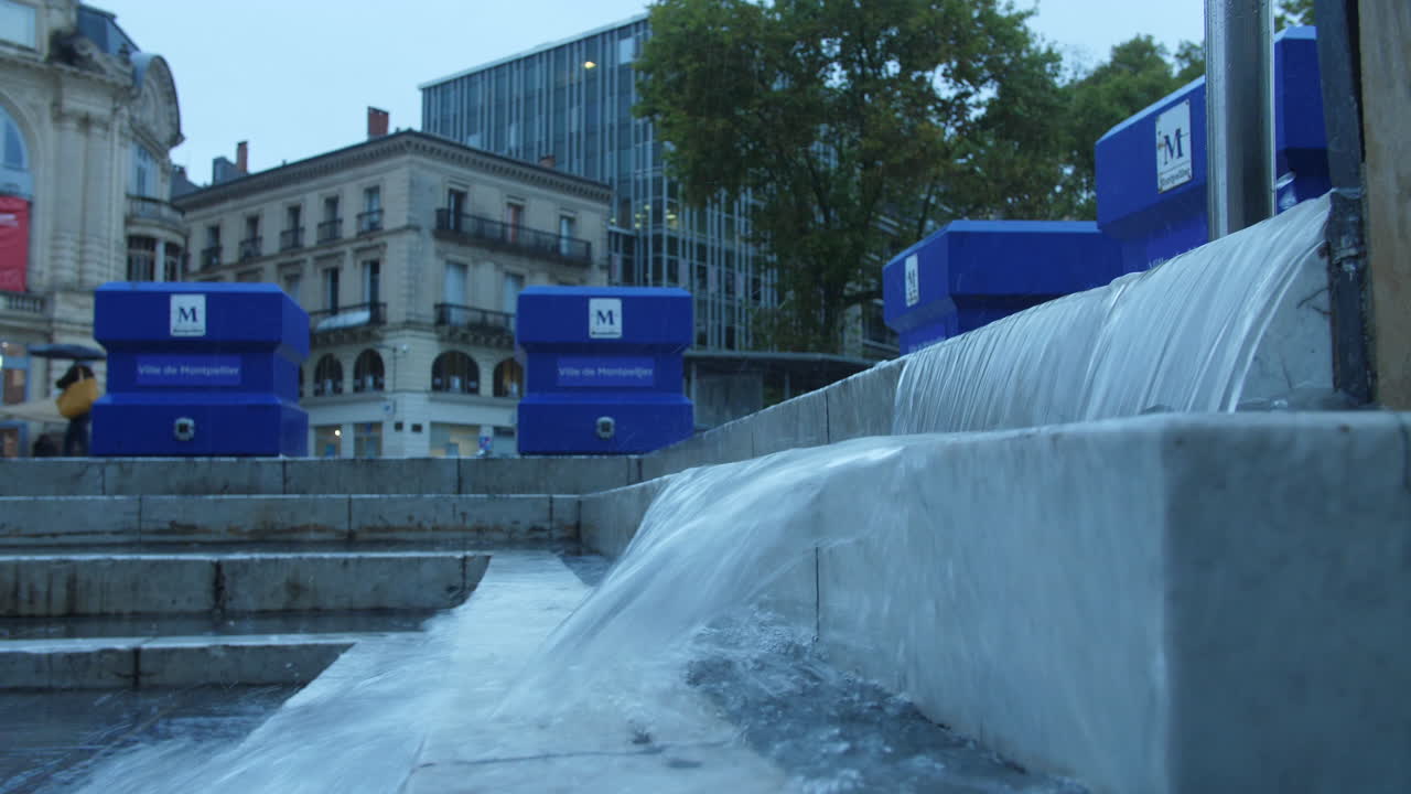 fuerte lluvia en montpellier lugar de la comedia agua que fluye en las escaleras cascada
