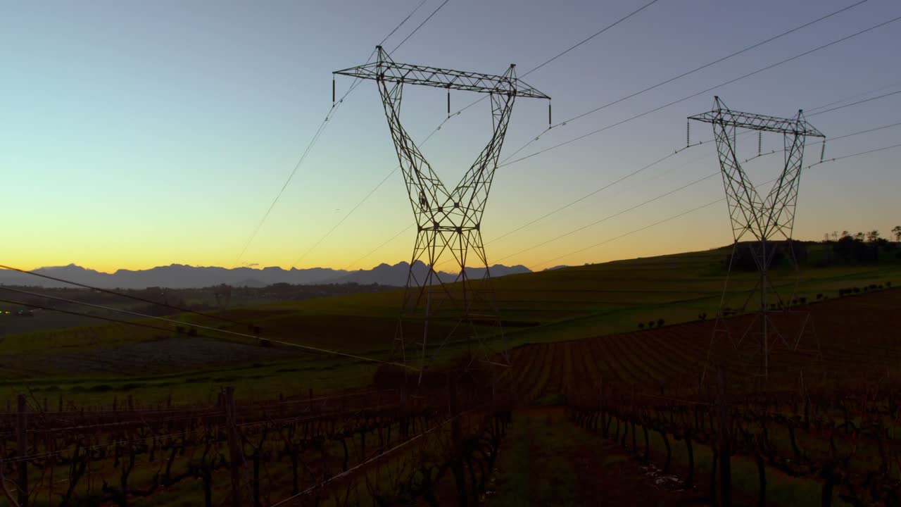 tiempo transcurrido de la torre de electricidad en un campo al amanecer 4k