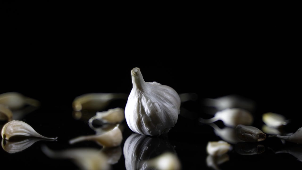 L'aglio è un ingrediente utile per cucinare.