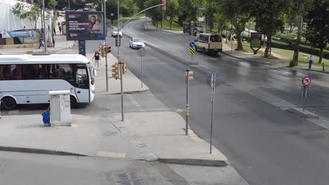 escena callejera de la ciudad con autobús y tráfico