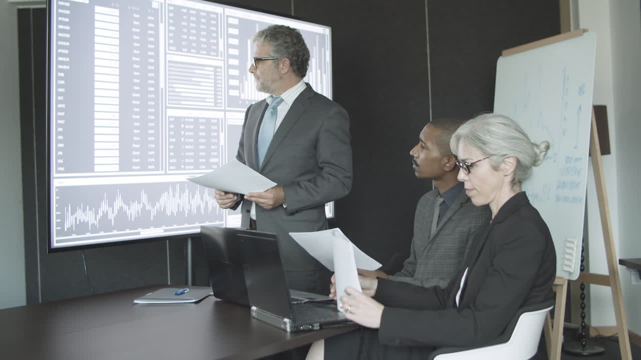 인턴에게 금융 세미나를 제공하는 기업 교사