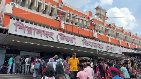 sealdah railway station is one of the major railway terminal serving kolkata and howrah, india.
