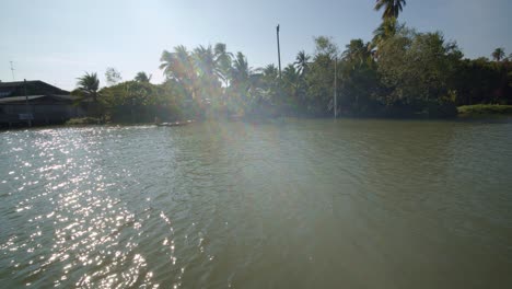 Un-Pequeño-Barco-De-Pesca-En-Un-Río-En-Un-Pueblo-De-Tailandia---Destello-De-Lente-De-Cámara-Lenta