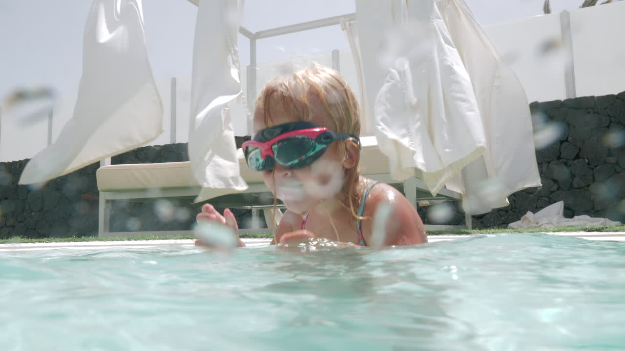 수영장에서 놀고