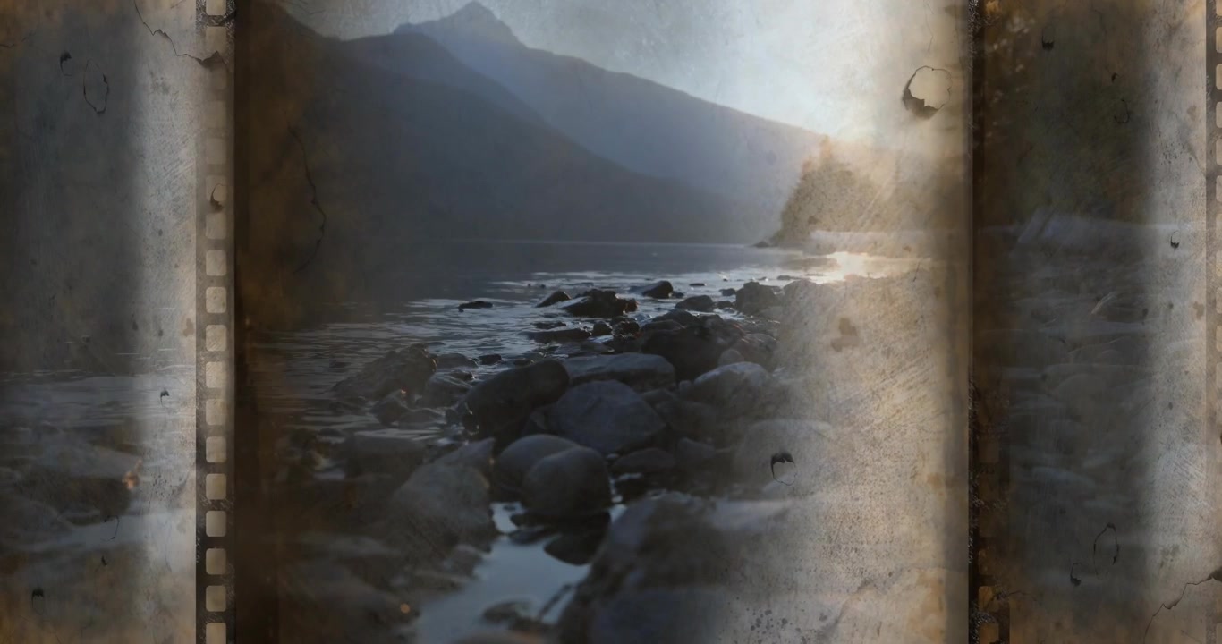 Klippig strand och pooler under en film, med synliga kugghjul och rörligt ljusläckage, vilket framkallar en åldrad filmrulle.