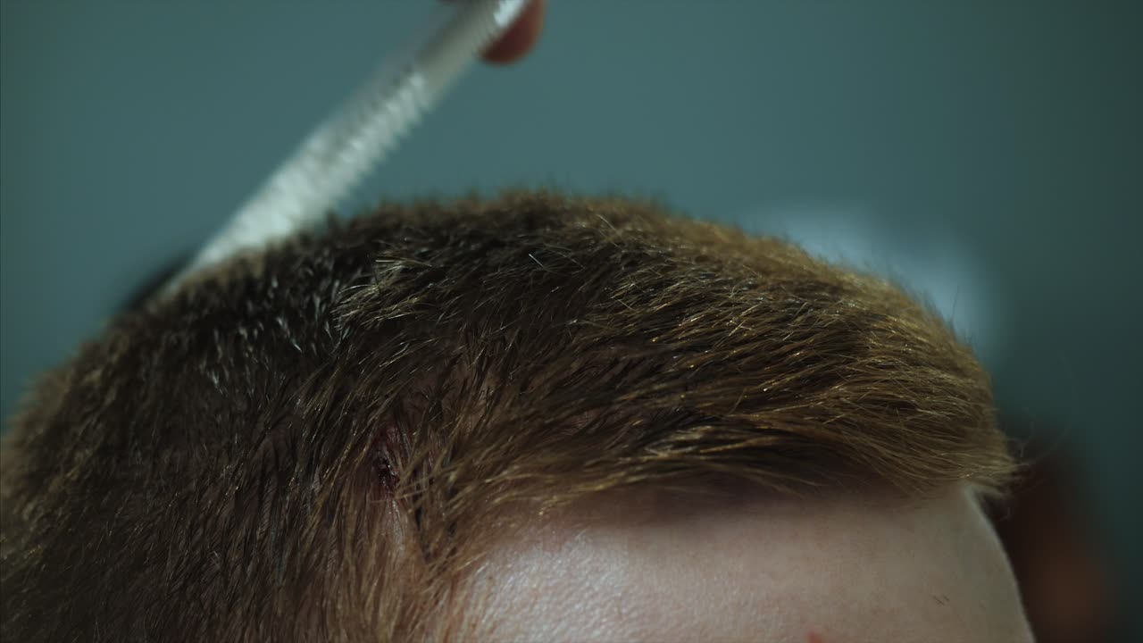 Taglio di capelli in corso