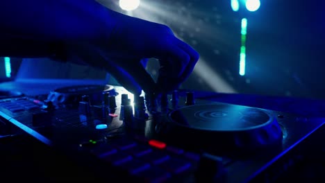 actuación de dj en un club nocturno