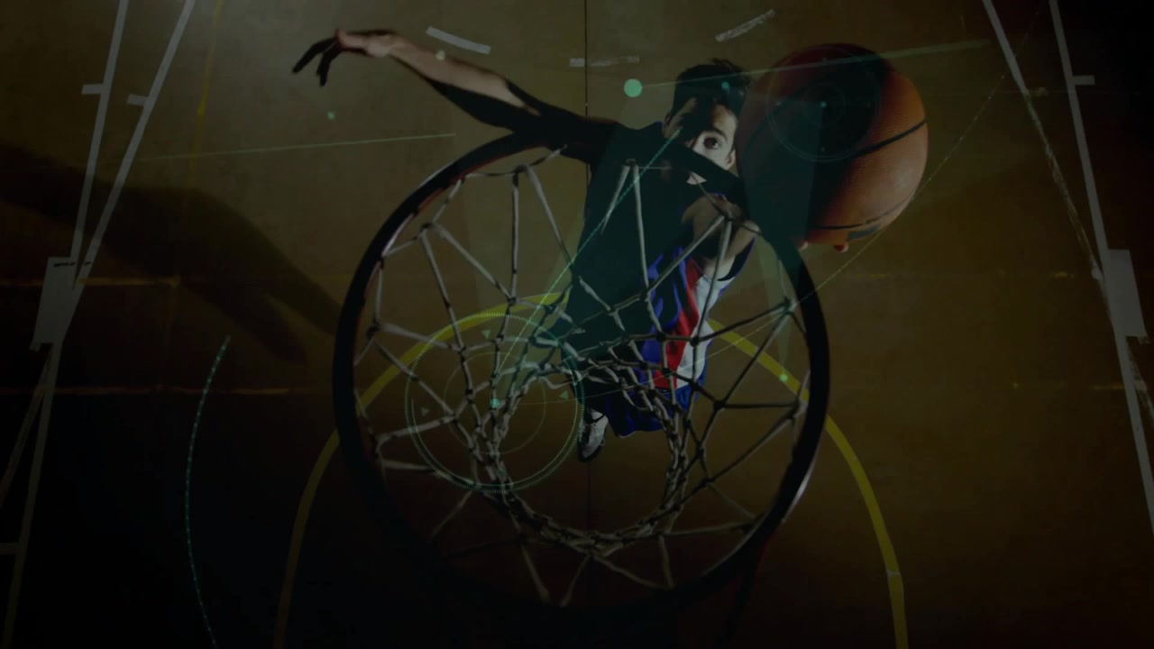 Giocatore di basket che palleggia, salta e schiaccia la palla attraverso il canestro con sovrapposizioni digitali che animano la tecnologia sportiva.