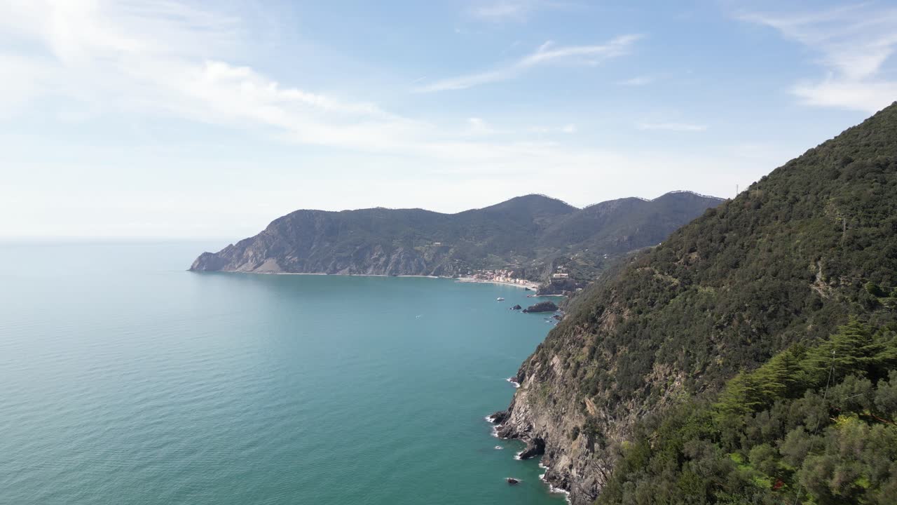 Monterosso Cinque Terre Italia, vista aerea che si avvicina al villaggio da lontano.