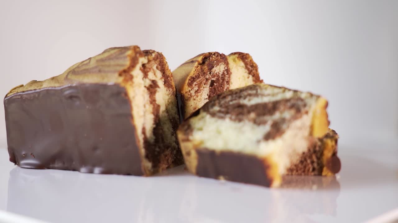 전형적인 산업 독일 대리석 초콜릿 케이크 부분으로 잘라