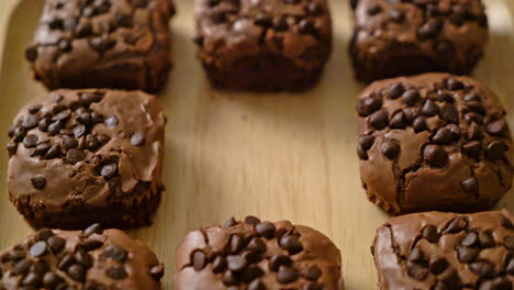 Brownies-De-Chocolate-Negro-Con-Pepitas-De-Chocolate-Encima