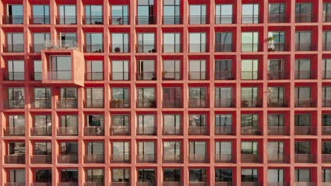 vista aérea de pájaro de la fachada del edificio en méxico, movimiento de pedestal