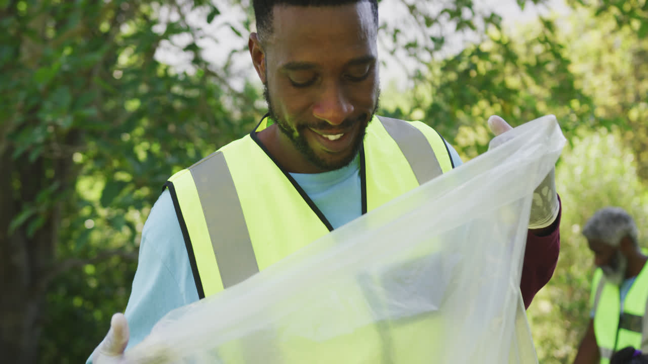 familia feliz limpiando un jardín juntos