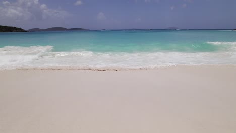 Wunderschöne-Weitwinkelaufnahme-Von-Wasser,-Das-Am-Strandufer-Stürzt,-Sand,-Blauer-Himmel,-Weiße-Wolken,-Türkisfarbenes-Wasser,-Entspannung,-Urlaub,-Tourismus