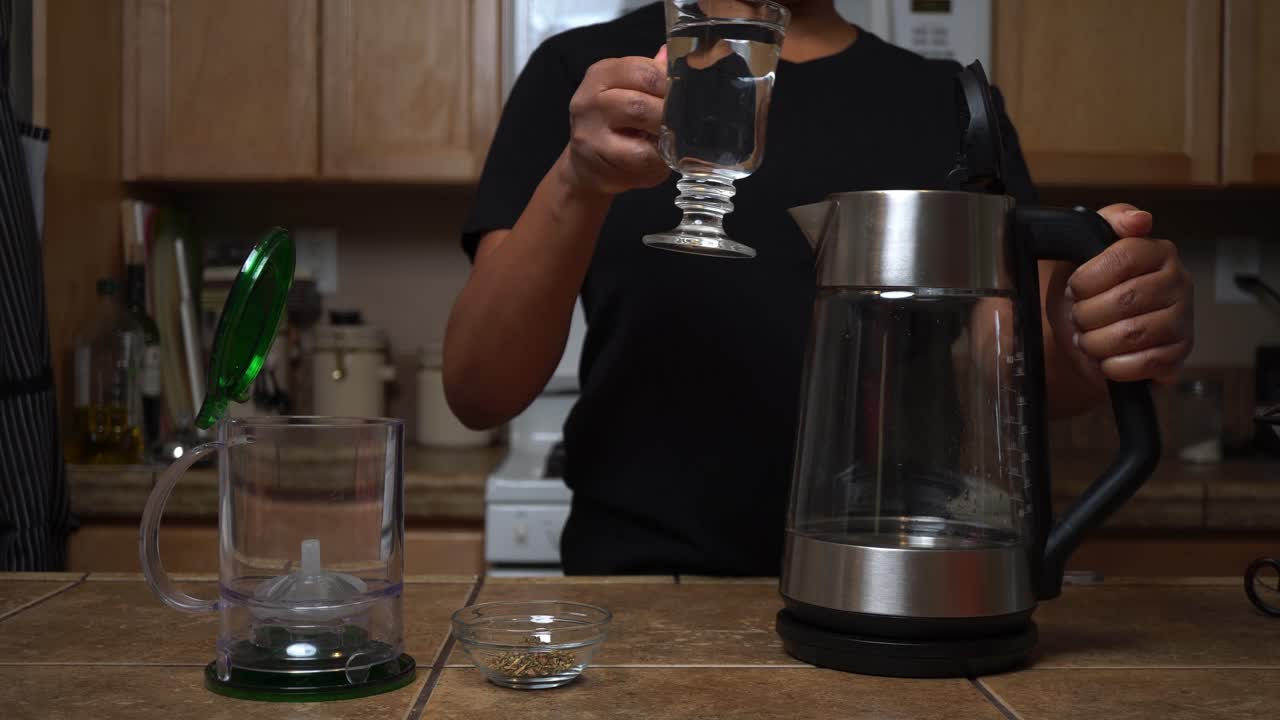 차 주전자에 물을 추가 - 절연