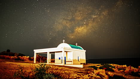 el lapso de tiempo de la vía láctea moviéndose en el cielo nocturno detrás de una pequeña iglesia