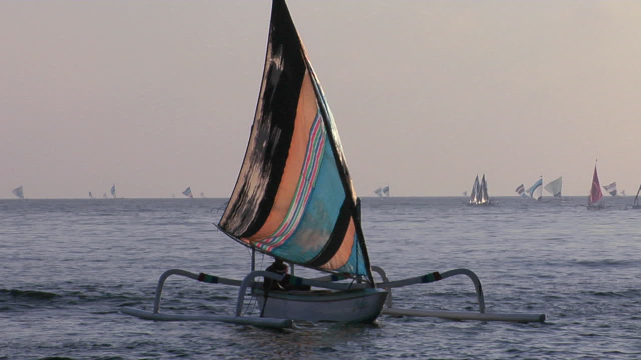 쌍동선 스타일의 어선이 해안으로 이동