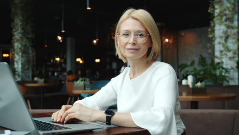 woman working on laptop in cafe