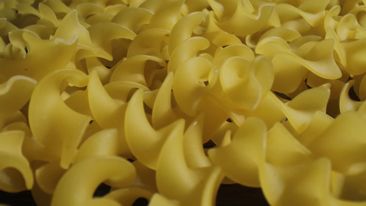 un primer plano de la pasta de fusilli.