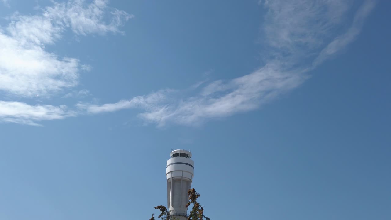 공항 관제탑 접근