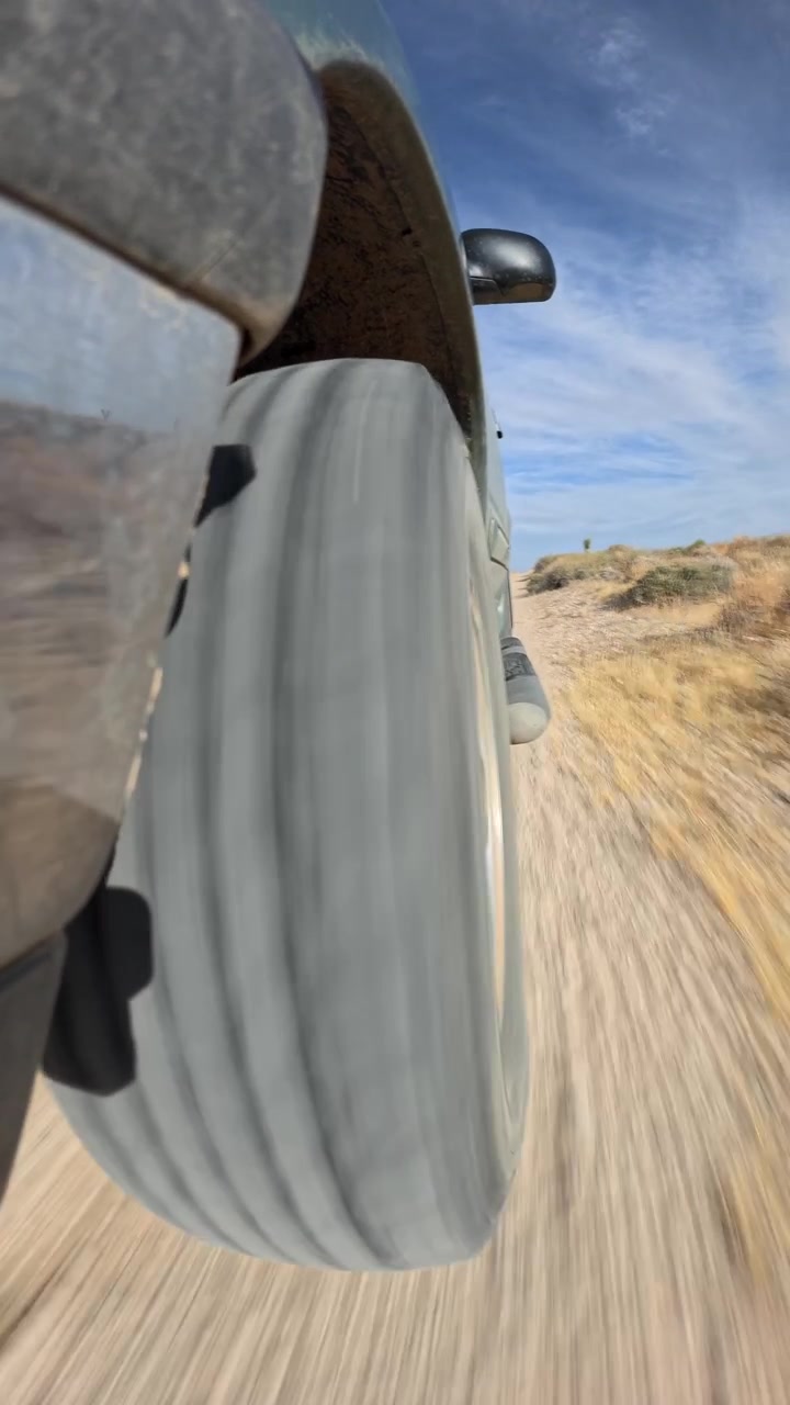 Filmato POV verticale catturato da un veicolo che viaggia lungo un sentiero accidentato nel Mojave, California. La prospettiva immersiva mostra polvere, terreno aperto e lo spirito di esplorazione, rendendolo ideale