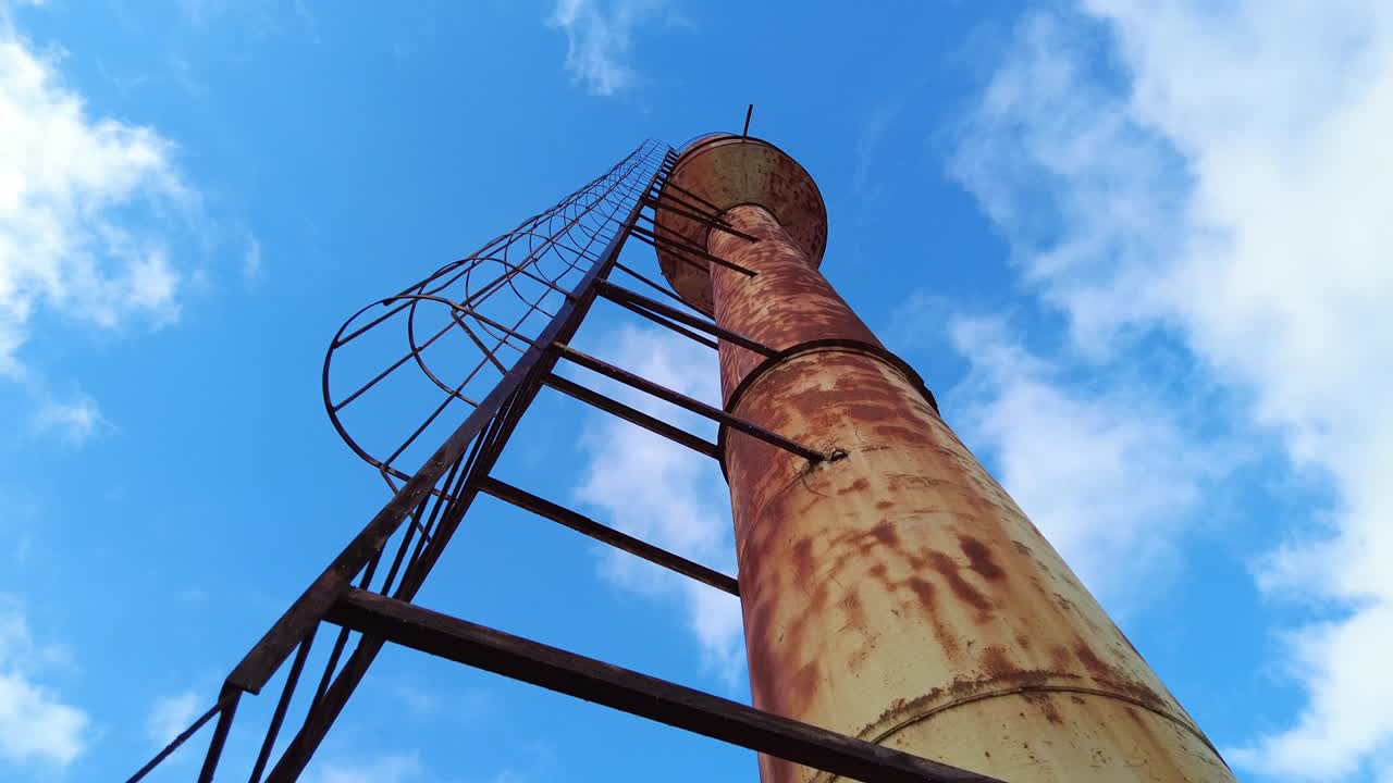 오래된 녹은 소비에트 워터 타워