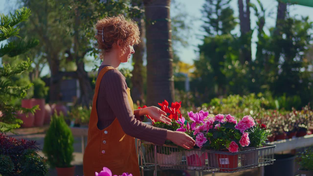 Donna che compra fiori in un garden center