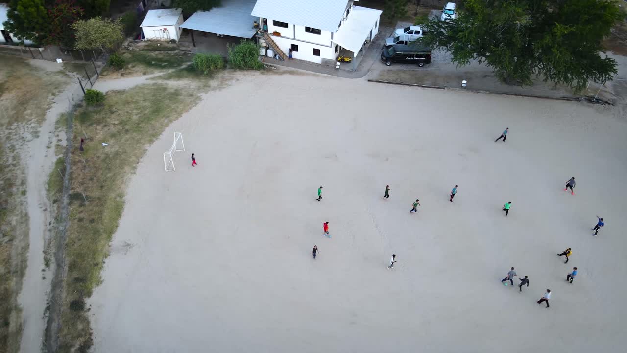 grupo de niños jugando fútbol en méxico