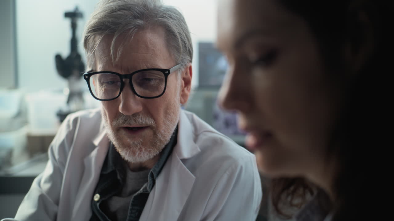 consulta con el médico y el paciente