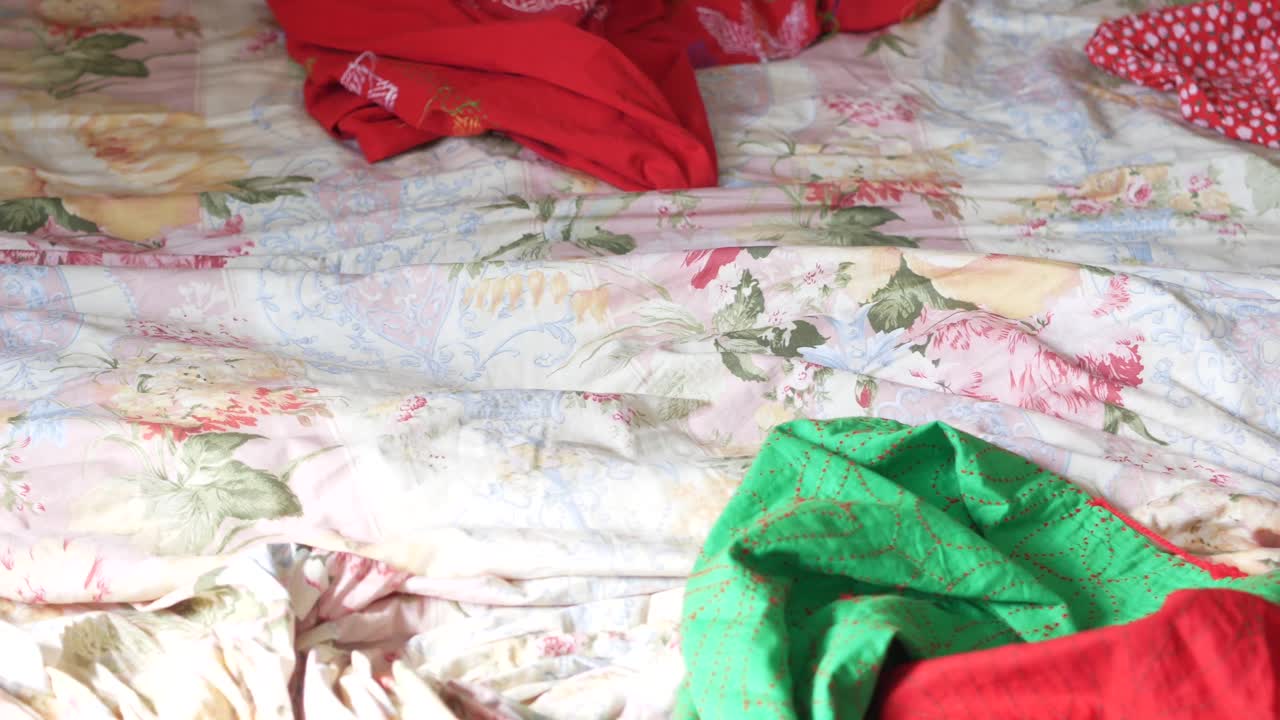 옷과 함께 망진창의 침대