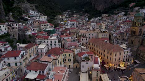 vuelo aéreo cinematográfico sobre las luces de la ciudad de amalfi en la costa de italia.