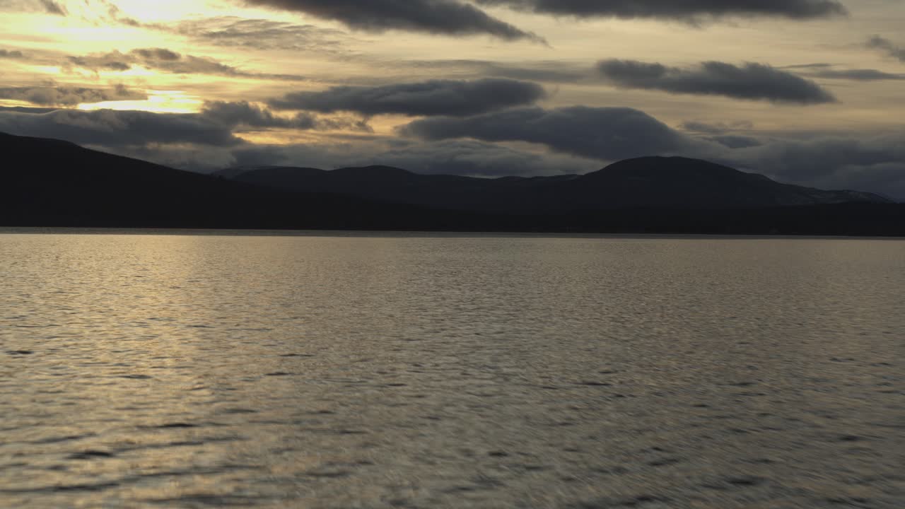 силуэт горного хребта кебнекайзе во время захода солнца в лапландии, северная швеция