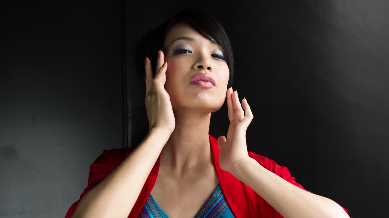 반짝이는 여인이 천천히 춤을 춘다 16