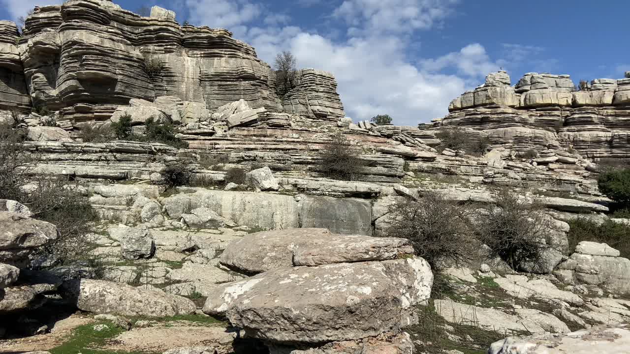 스페인 엘 토르칼 데 안테케라(el torcal de antequera)의 카르스트 지형을 통과하는 바위가 많은 산악 지역을 통한 짧은 여행